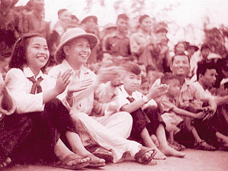 Tháng 9/1954, đồng chí Trường Chinh tới thăm và gặp gỡ thanh niên học sinh Trường Lương Ngọc Quyến (Thái Nguyên). Ảnh: Mai Nam