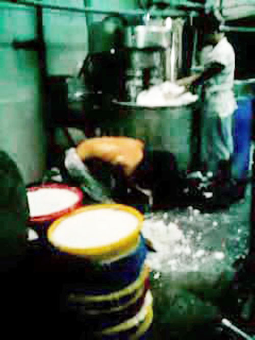 Sau đó công nhân này hốt bột dưới sàn cho vào máy đánh bột. Ảnh: Hải Nguyên - Công Nguyên