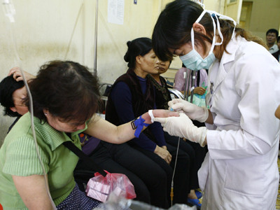 Từ nay, bệnh nhân được quyền yêu cầu bác sỹ cung cấp thông tin về hồ sơ bệnh án . Ảnh: Hồng Vĩnh Từ nay, bệnh nhân được quyền yêu cầu bác sỹ cung cấp thông tin về hồ sơ bệnh án