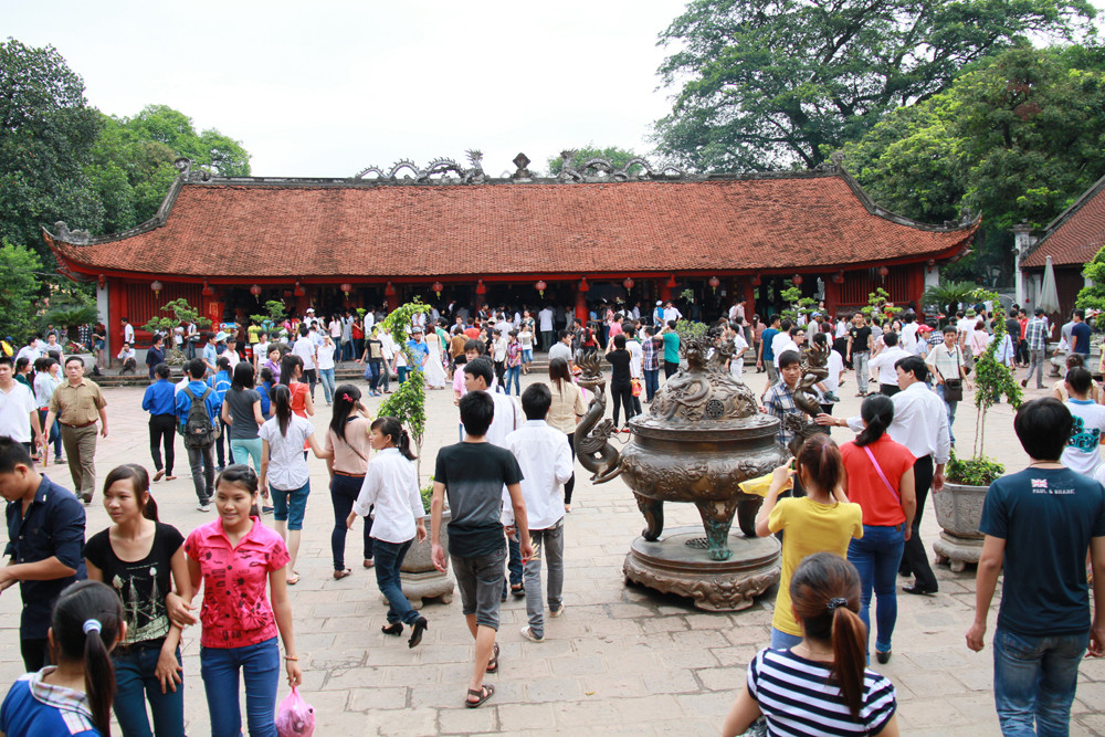 Sân Văn Miếu đông nghịt người. Ảnh: Trường Phong