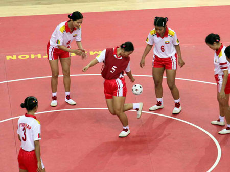 Các tuyển thủ nữ ở môn Chinlone đã mang về cho chủ nhà Myanmar chiếc HCV đầu tiên của SEA Games 27. Các tuyển thủ nữ