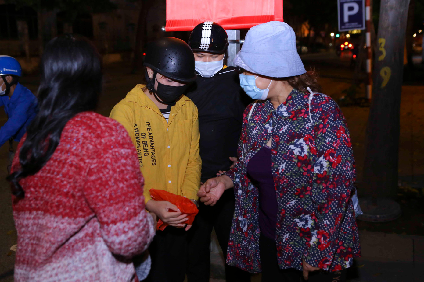 Cùng nhau đem tặng những phần quà đến người vô gia cư, người lao động nghèo trên các con phố Hà Nội.