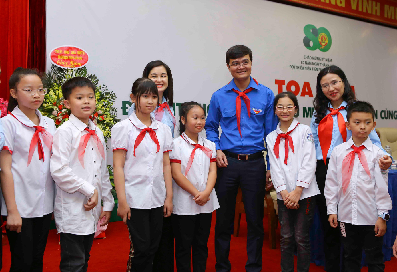 Anh Bùi Quang Huy - Ủy viên dự khuyết T.Ư Đảng, Bí thư thường trực T.Ư Đoàn, Chủ tịch Hội Sinh viên VN chụp ảnh cùng các em đội viên