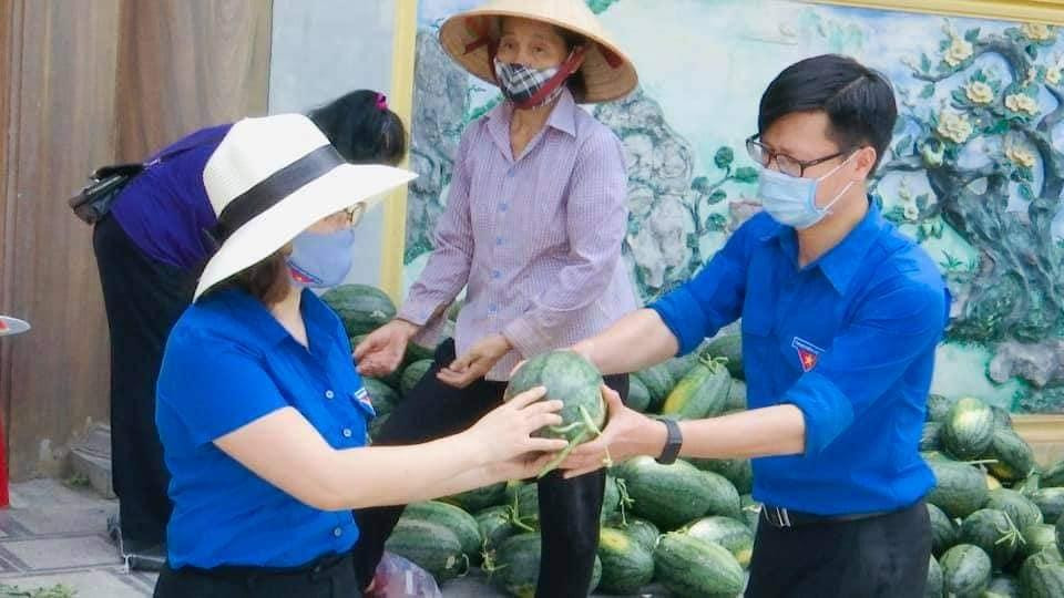 Đoàn viên, thanh niên tham gia chương trình hỗ trợ nông dân vùng dịch tỉnh Bắc Giang tiêu thụ nông sản. Đoàn viên, thanh niên tham gia chương trình hỗ trợ nông dân vùng dịch tỉnh Bắc Giang tiêu thụ nông sản.