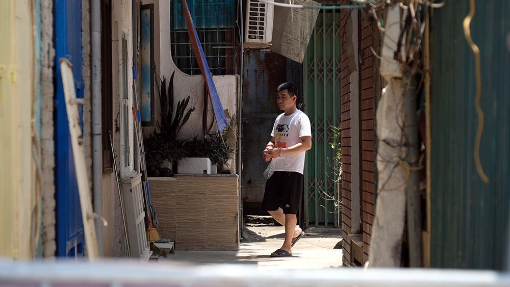 Ngành y tế thành phố cũng tiến hành phun khử khuẩn môi trường nhà bệnh nhân, nhà các F1, ngách 26/128C Đại La, ngõ 161B Đại La. Tuyên truyền cho người dân thực hiện nghiêm các biện pháp phòng chống dịch COVID-19.