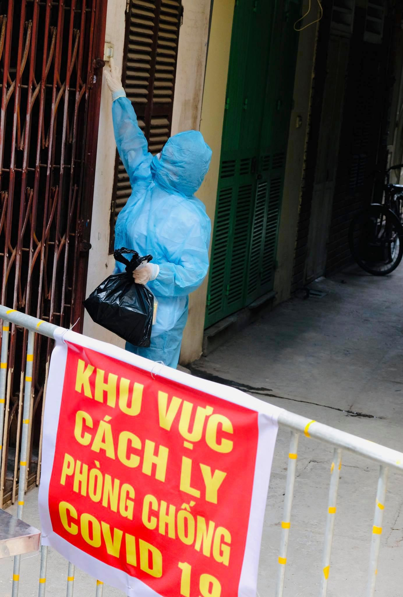 Cán bộ y tế đến từng nhà hỗ trợ, kiểm tra sức khoẻ và động viên người dân.