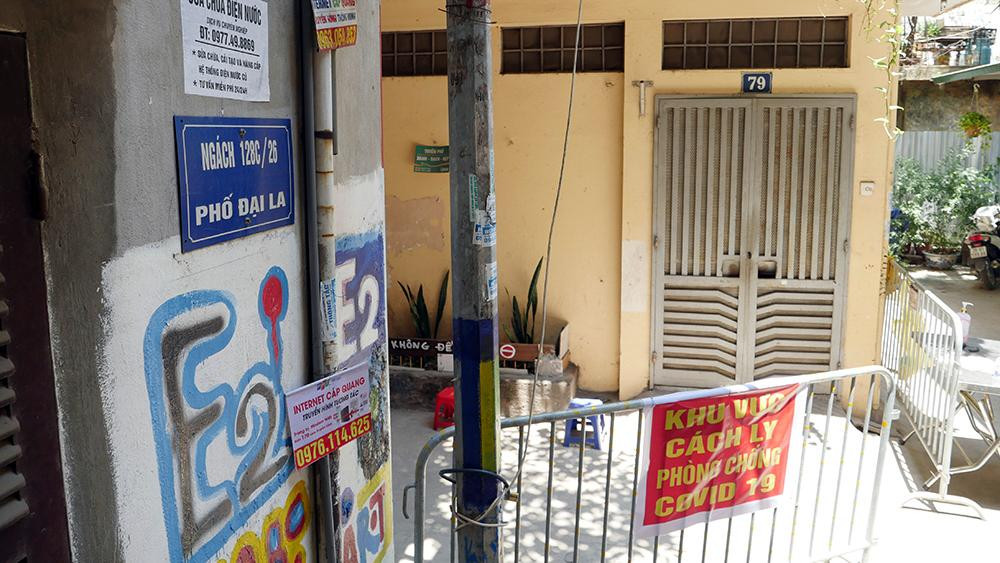 Chốt cách ly được lực lượng chức năng thiết lập tại ngách 26/128C đường Đại La