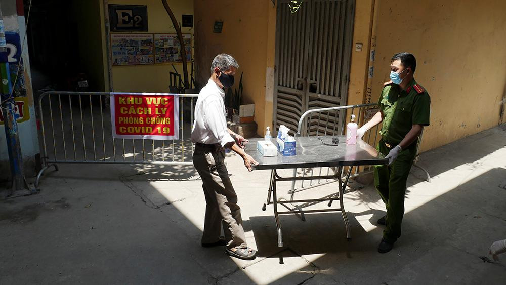 Từ sáng sớm, lực lượng y tế, công an cùng cán bộ phường Đồng Tâm đã có mặt tại ngách 26/128C và ngõ 161B đường Đại La để thực hiện công tác lập chốt phòng, chống dịch COVID-19.