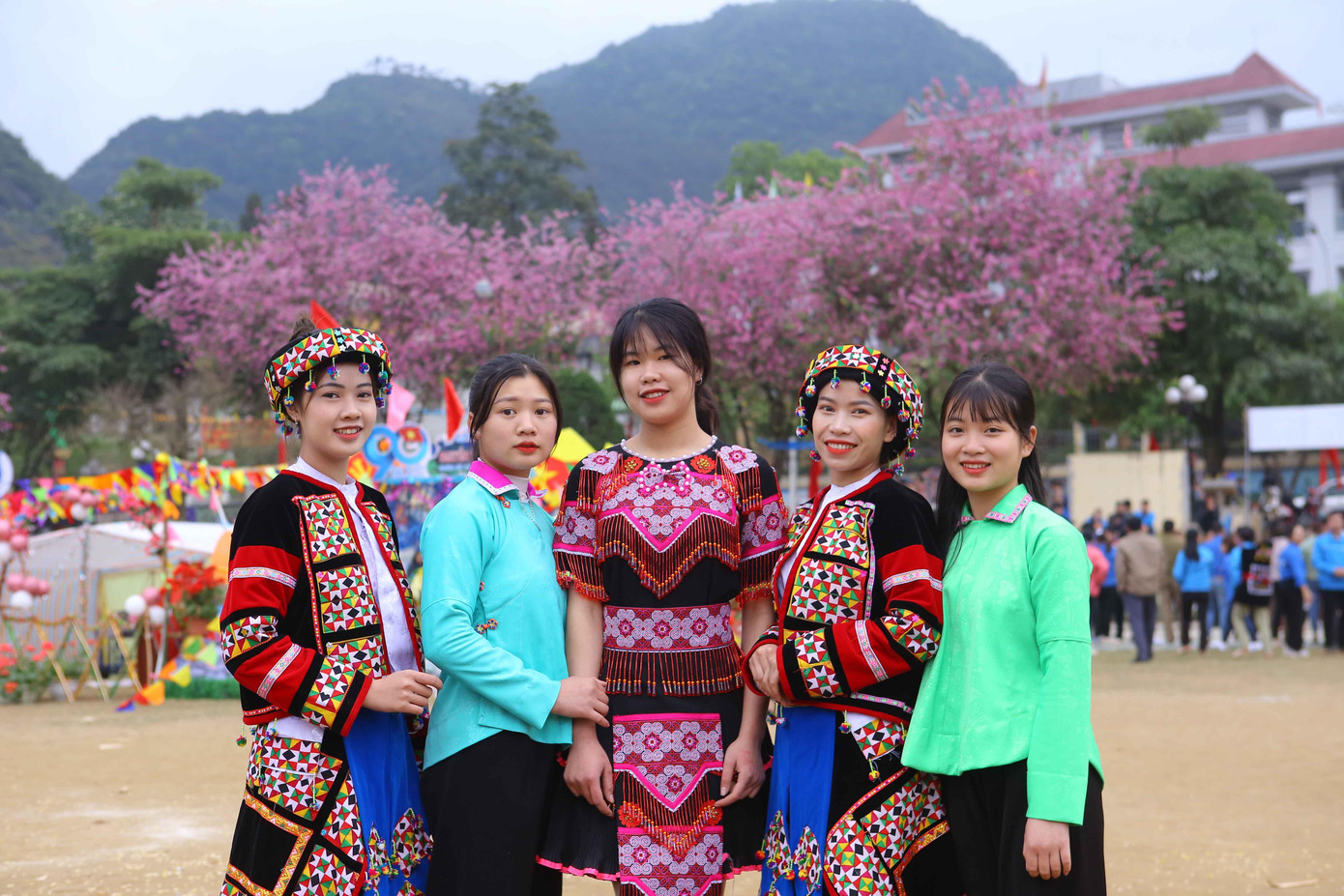 Thiếu nữ đồng bào dân tộc đẹp rạng ngời trong bộ trang phục truyền thống.