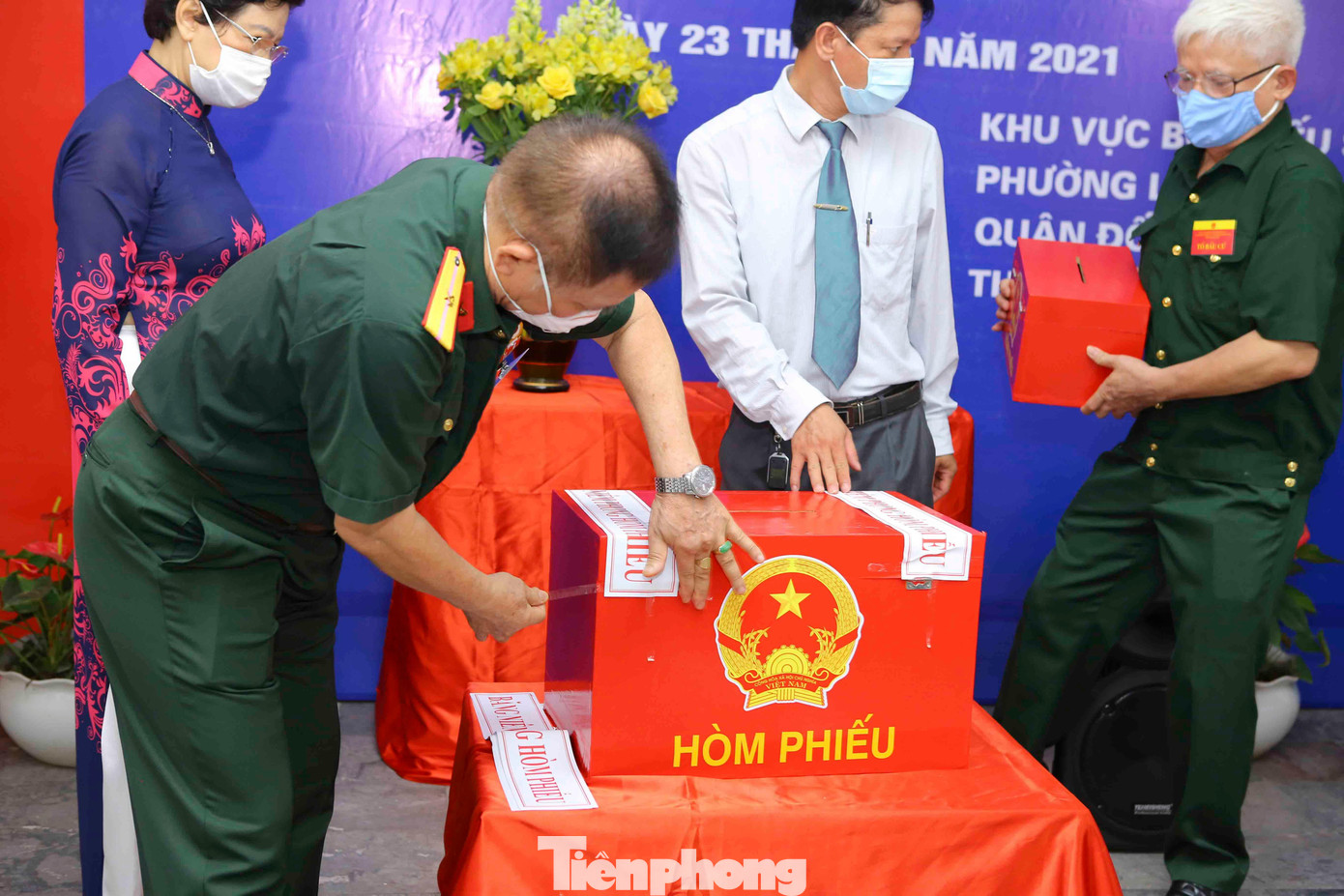 Sau nghi lễ chào cờ, tổ bầu cửa tiến hành kiểm tra và niêm phong hòm phiếu theo quy định. Sau nghi lễ chào cờ, tổ bầu cửa tiến hành kiểm tra và niêm phong hòm phiếu theo quy định.