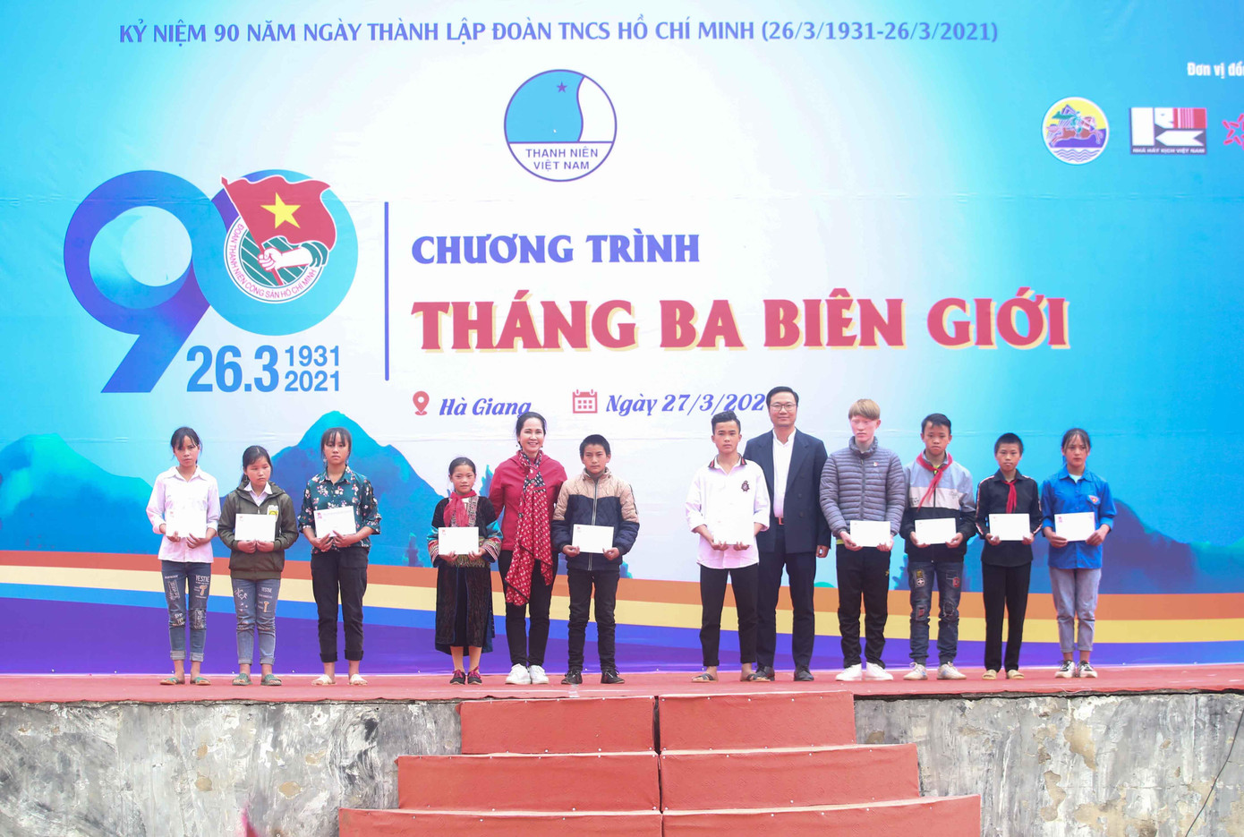 Ban tổ chức tặng quà cho học sinh nghèo vượt khó. Ban tổ chức tặng quà cho học sinh nghèo vượt khó.