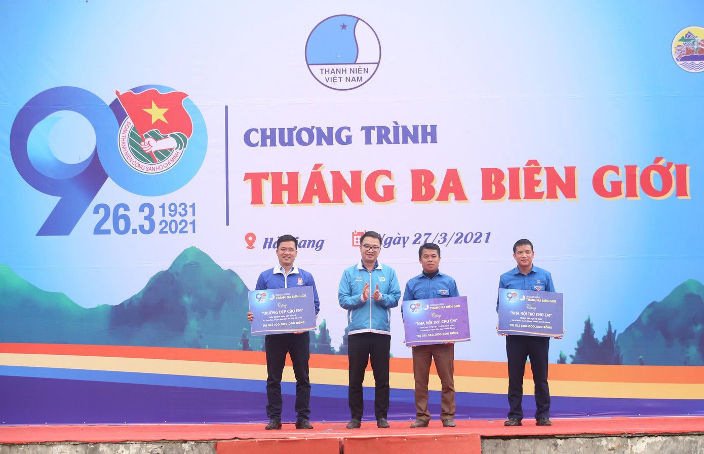 Anh Nguyễn Tường Lâm trao kinh phí xây dựng “Nhà nội trú cho em” cho các trường học trên địa bàn tỉnh Hà Giang. Anh Nguyễn Tường Lâm trao kinh phí xây dựng “Nhà nội trú cho em” cho các trường học trên địa bàn tỉnh Hà Giang.