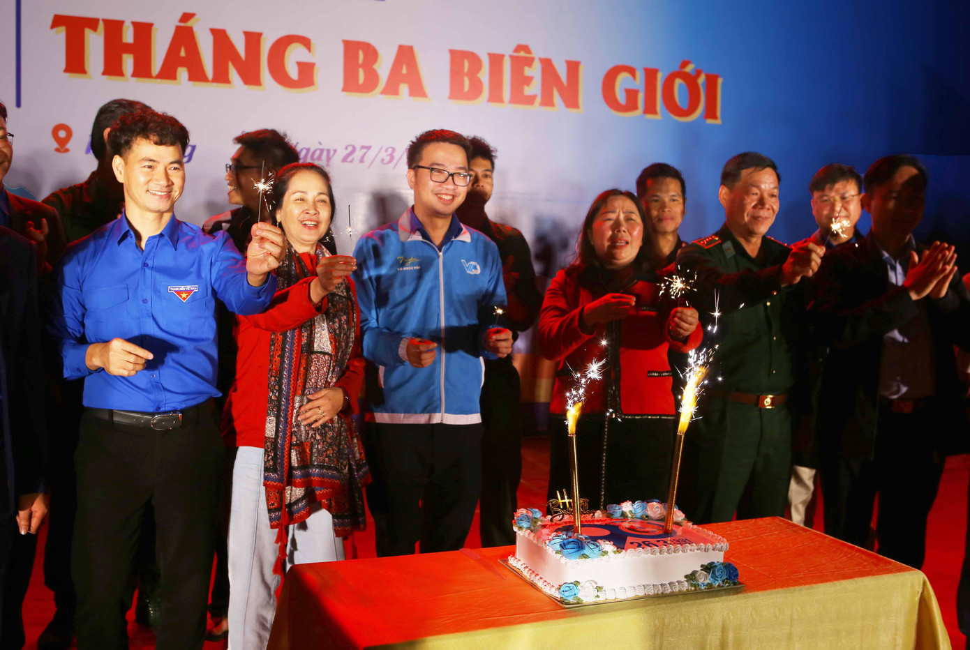 Anh Nguyễn Tường Lâm - Bí thư T.Ư Đoàn, Phó Chủ tịch Thường trực Hội LHTN Việt Nam; Anh Nguyễn Xuân Bắc - Giám đốc Nhà hát Kịch Việt Nam, Phó chủ tịch Hội LHTN Việt Nam; NSND Lan Hương; NS Hồ Liên, NS Phú Đôn... cùng thổi nến chúc mừng kỷ niệm 90 năm Ngày thành lập Đoàn (26/3/1931 – 26/3/2021).