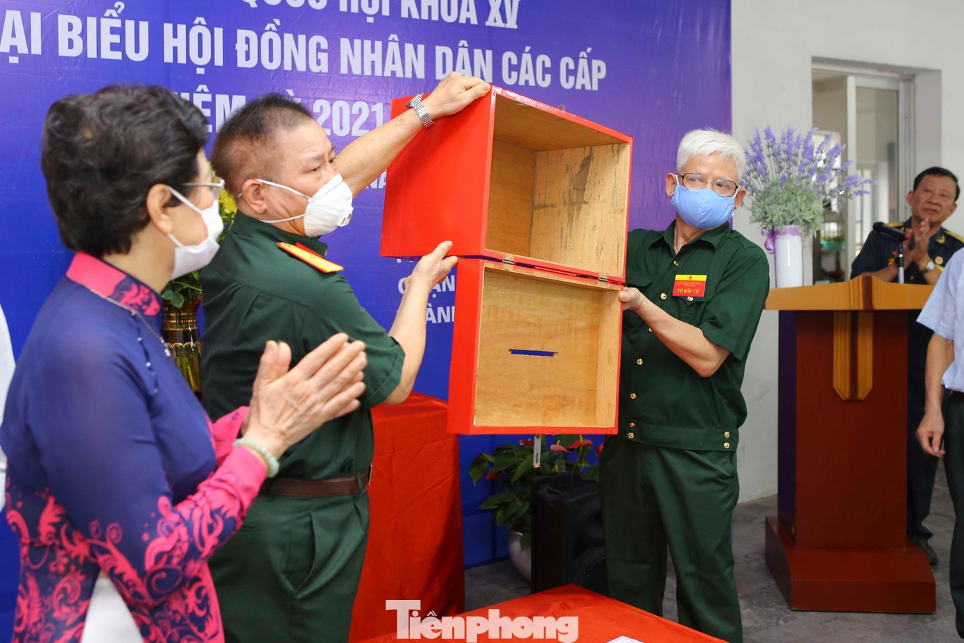 Tổ bầu cử kiểm tra hòm phiếu trước khi dán niêm phong. Tổ bầu cử kiểm tra hòm phiếu trước khi dán niêm phong.