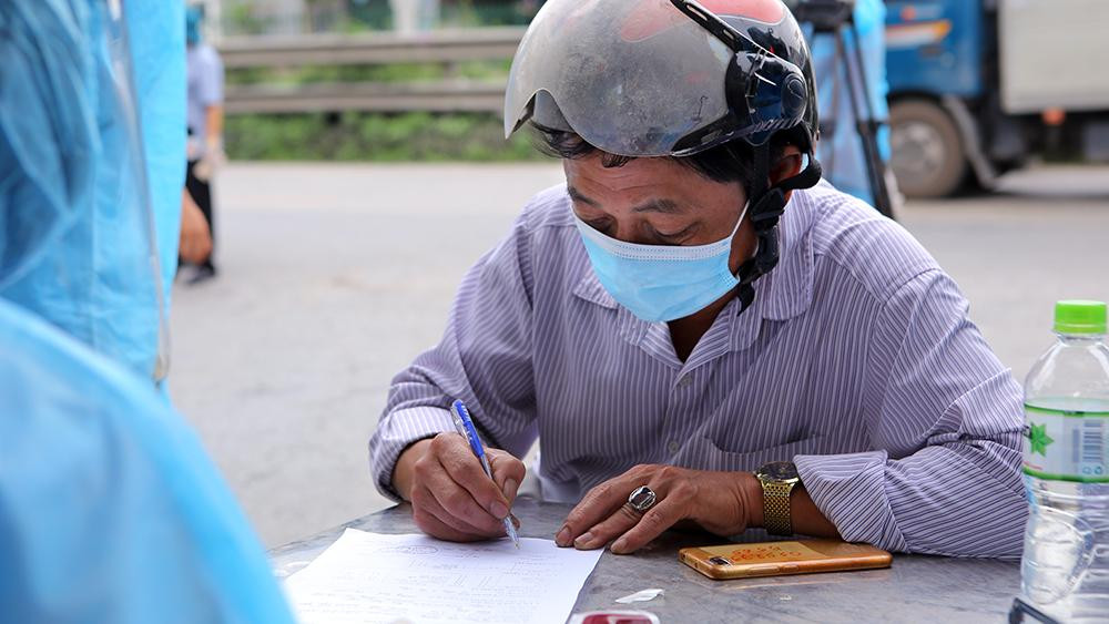 Ông Hoàng thực hiện khai báo y tế theo quy định.