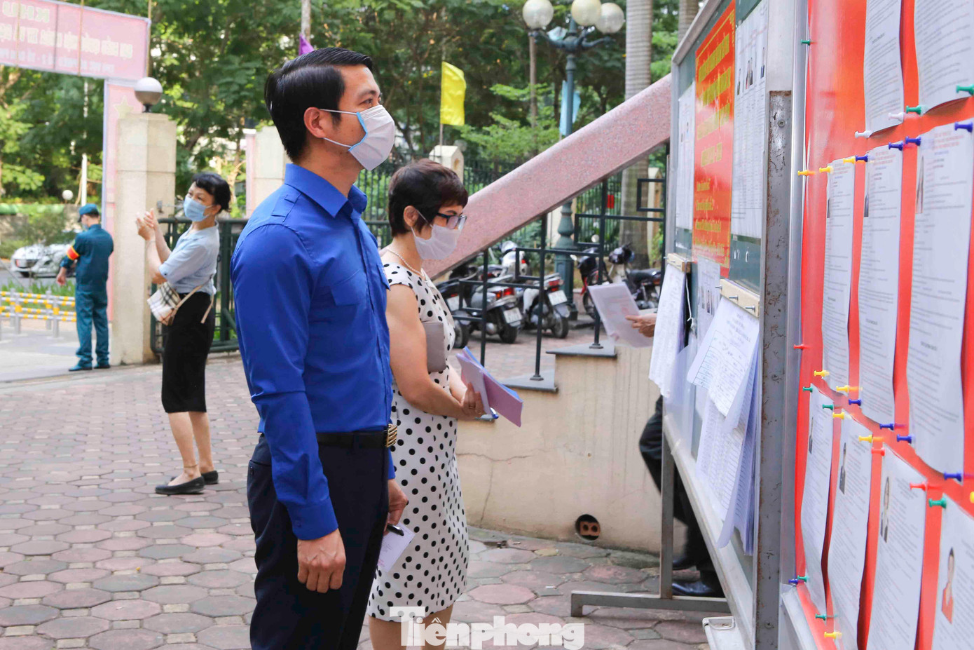 Anh Nguyễn Ngọc Lương nghiên cứu thông tin về các ứng cử viên tại điểm bỏ phiếu. Anh Nguyễn Ngọc Lương nghiên cứu thông tin về các ứng cử viên tại điểm bỏ phiếu.