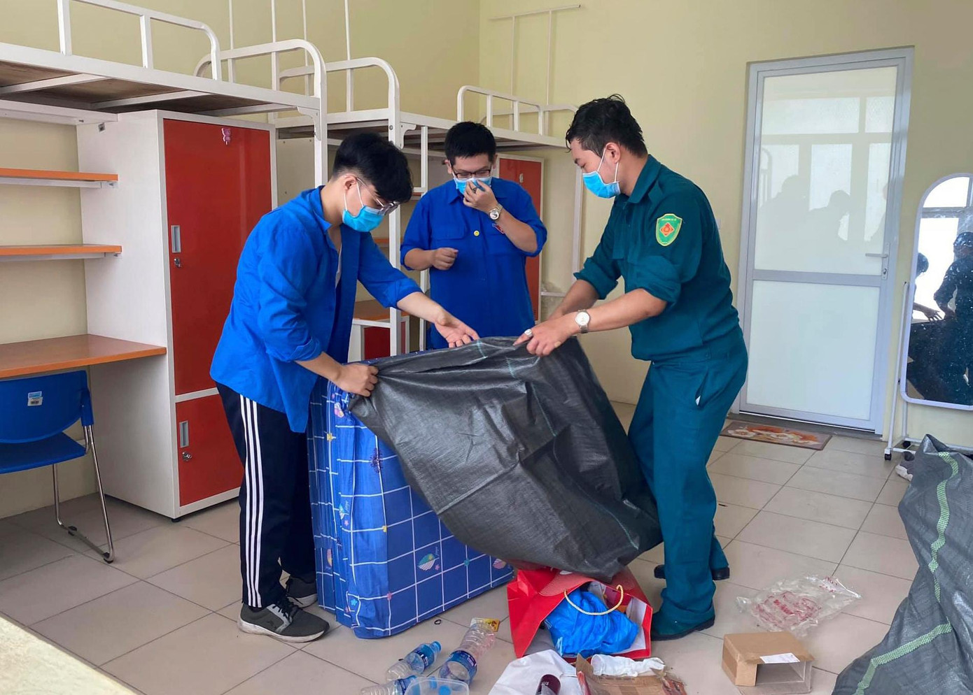 Thanh niên quận Hà Đông dọn dẹp, chuẩn bị khu cách ly COVID-19 tại Trường Đại học Đại Nam và Đại học Phenika. Thanh niên quận Hà Đông dọn dẹp, chuẩn bị khu cách ly COVID-19 tại Trường Đại học Đại Nam và Đại học Phenika.