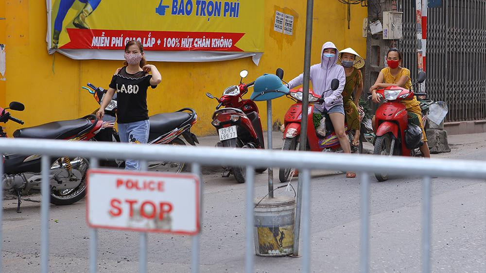 Người dân có ý định ra khỏi khu vực cách ly đều bị yêu cầu quay trở về.