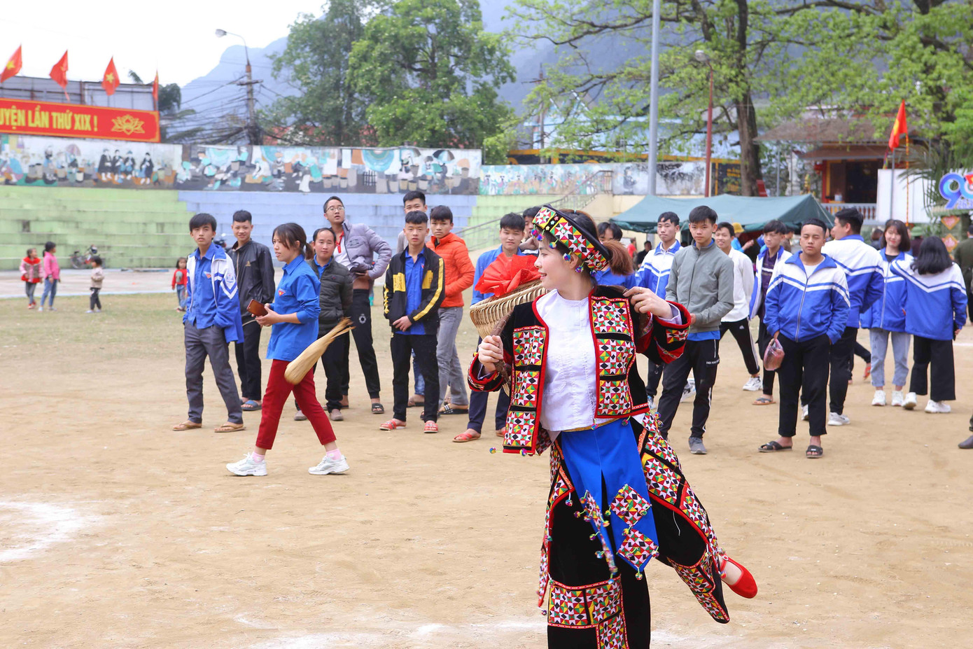 Một thiếu nữ tham gia trò chơi ném ngô.