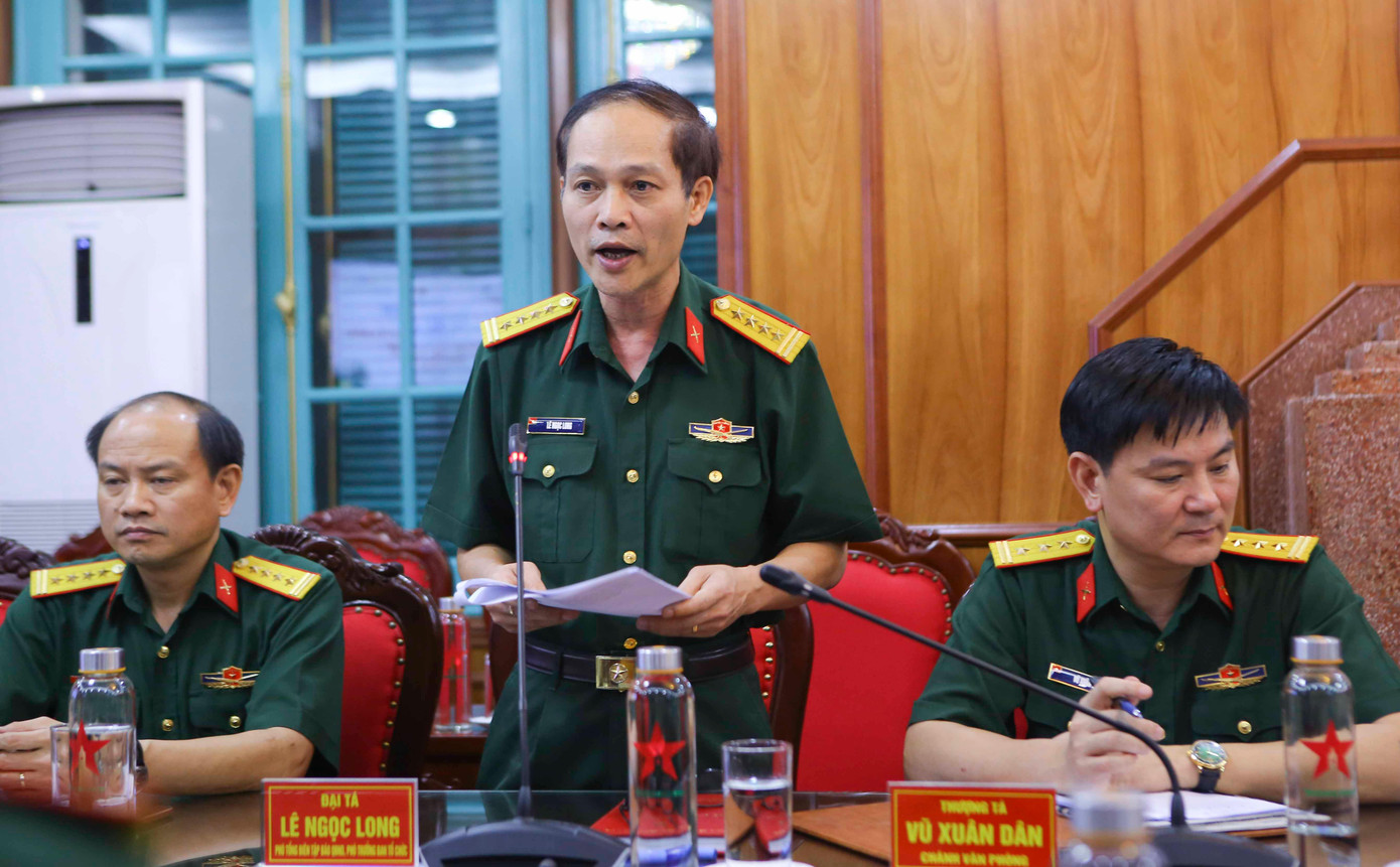 Đại tá Lê Ngọc Long cung cấp thông tin về tổ chức và thể lệ cuộc thi đến báo chí.