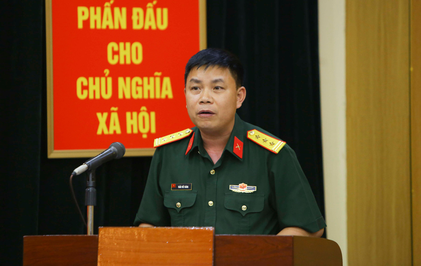 Thượng tá Trần Viết Năng thay mặt Cơ quan thường trực trình bày báo cáo kết quả triển khai ứng dụng thực tiễn các công trình đã được trao Giải thưởng TTST trong Quân đội lần thứ 20 và thẩm định các công trình tham dự Giải thưởng lần thứ 21. Thượng tá Trần Viết Năng thay mặt Cơ quan thường trực trình bày báo cáo kết quả triển khai ứng dụng thực tiễn các công trình đã được trao Giải thưởng TTST trong Quân đội lần thứ 20 và thẩm định các công trình tham dự Giải thưởng lần thứ 21.