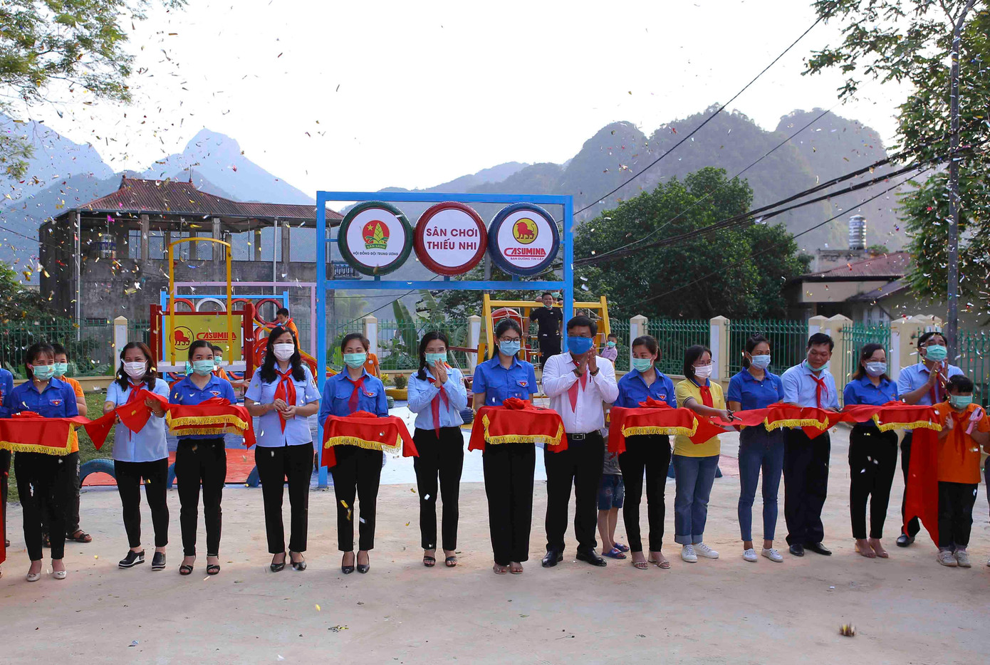 Tại thị trấn Thông Nông (huyện Hà Quảng, tỉnh Cao Bằng), Ban Tổ chức Hành trình đã trao 24 xe đạp tặng các em học sinh vượt khó học giỏi và khánh thành công trình sân chơi thiếu nhi tặng trẻ em, người dân trên địa bàn thị trấn.