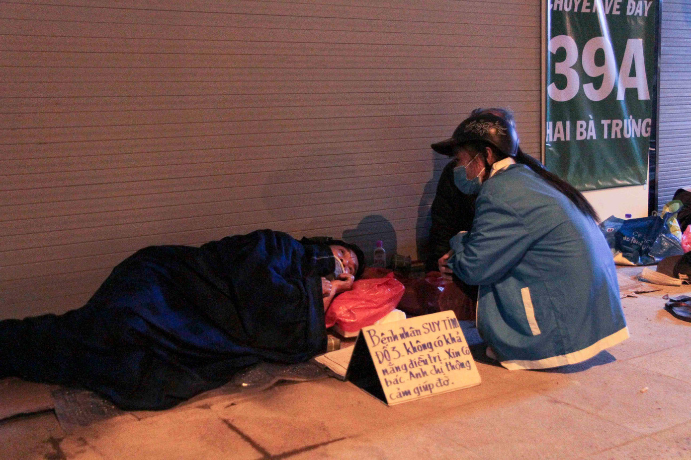 Mỗi người trong số họ mang một câu chuyện riêng: Người tha phương cầu thực, người vì không còn nơi nương tựa lúc tuổi già, người mang bệnh phải lên thành phố nhờ người cứu giúp...