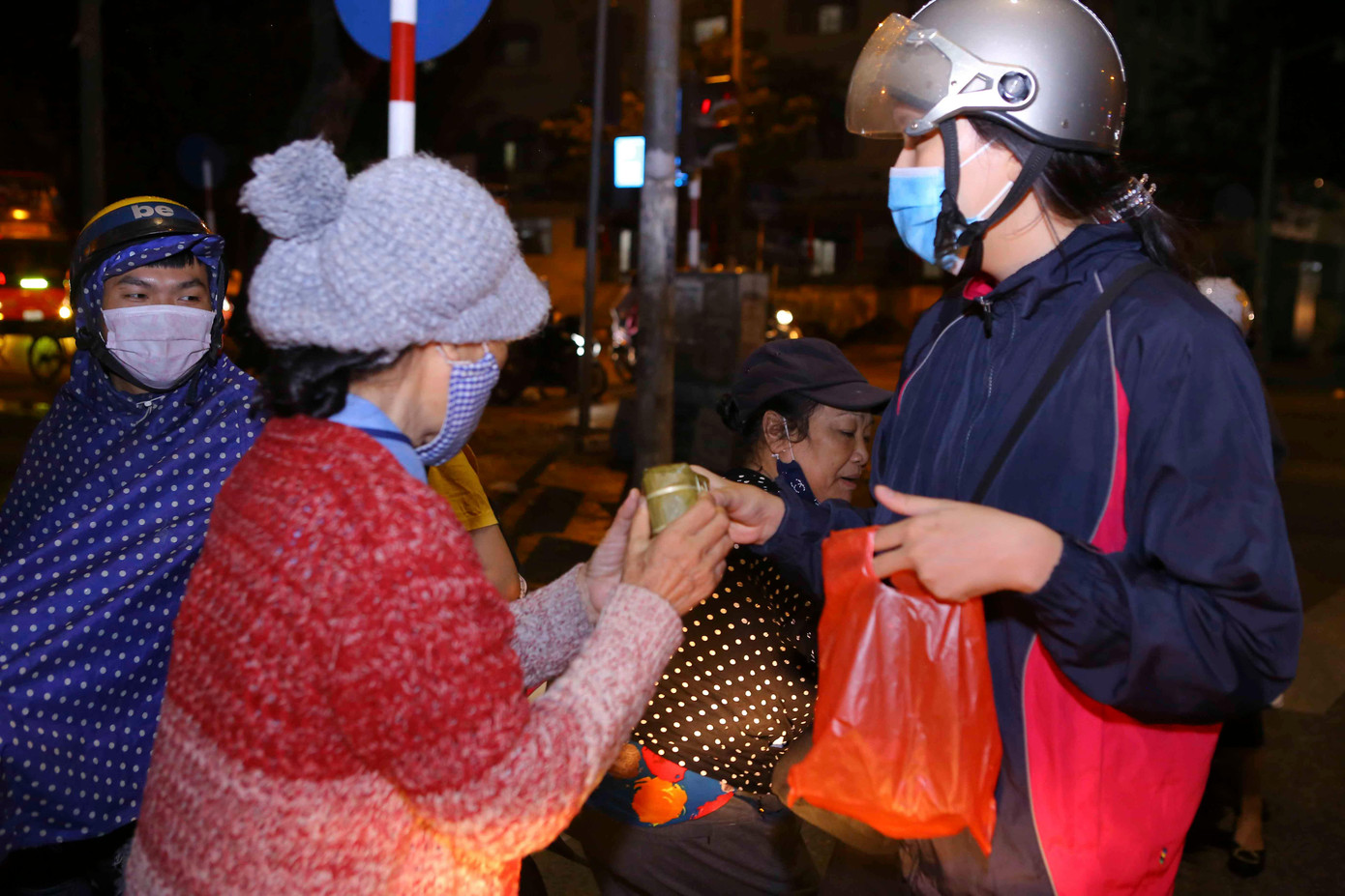 Gần 12 giời đêm, các thành viên Đội công tác xã hội, Học viện Thanh thiếu niên Việt Nam vẫn miệt mài với công việc của Mình.