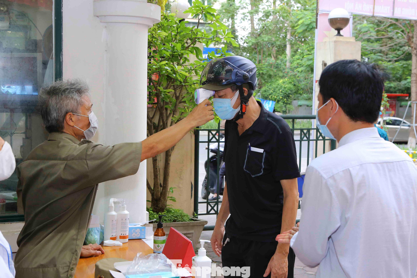 Từ 6 giờ sáng, nhiều cử tri đã có mặt tại khu vực bỏ phiếu số 2 phường Láng Hạ (số 20 đường Huỳnh Thúc Kháng). Trước khi vào khu vực bỏ phiếu, cử tri được kiểm tra thân nhiệt, thực hiện khai báo y tế. Từ 6 giờ sáng, nhiều cử tri đã có mặt tại khu vực bỏ phiếu số 2 phường Láng Hạ (số 20 đường Huỳnh Thúc Kháng). Trước khi vào khu vực bỏ phiếu, cử tri được kiểm tra thân nhiệt, thực hiện khai báo y tế.