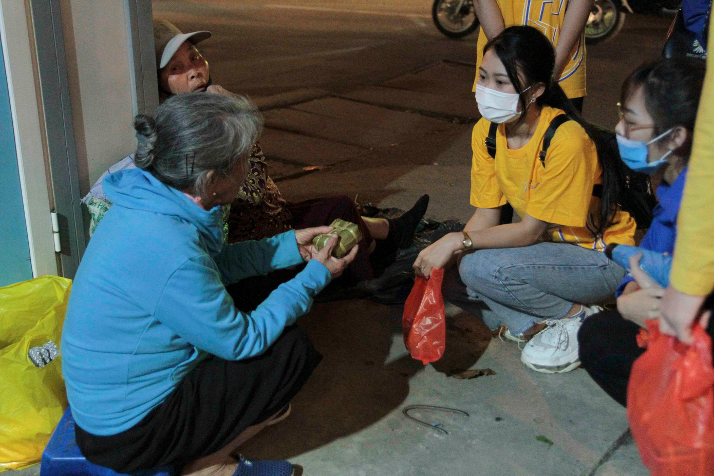Không chỉ tặng quà, những thành viên trong đội còn ân cần hỏi thăm, chia sẻ khó khăn, vất vả cùng những mảnh đời không may mắn.