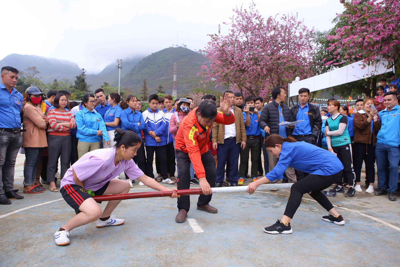 Không chỉ có con trai, các thiếu nữ cũng rất hăng hái tham gia trò chơi đẩy gậy.