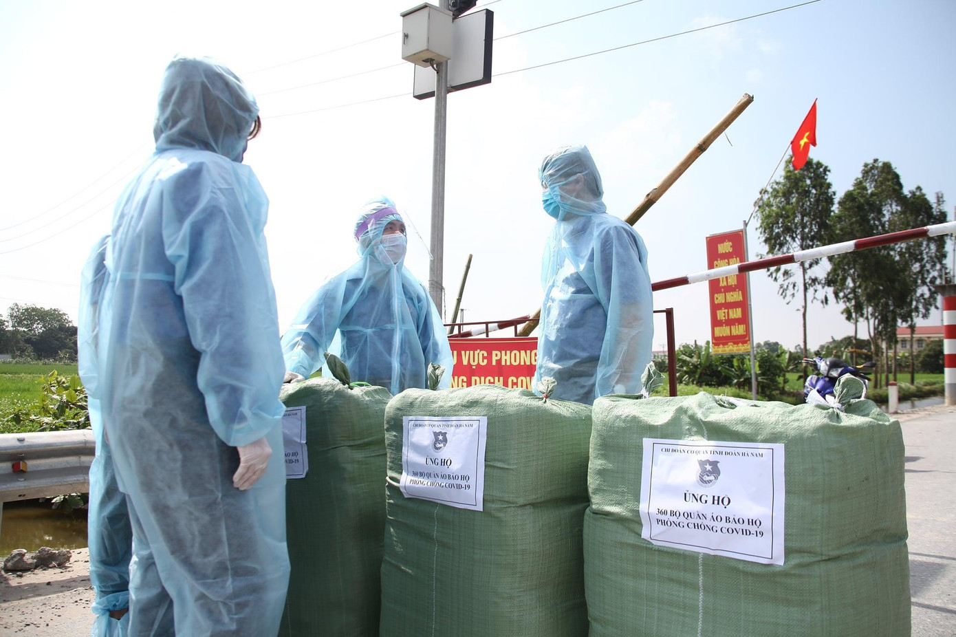 Đoàn viên, thanh niên tỉnh Hà Nam tham gia hỗ trợ người dân trong khu vực cách ly tại huyện Lý Nhân - nơi ghi nhận ca dương tính COVID - 19. Đoàn viên, thanh niên tỉnh Hà Nam tham gia hỗ trợ người dân trong khu vực cách ly tại huyện Lý Nhân - nơi ghi nhận ca dương tính COVID - 19.