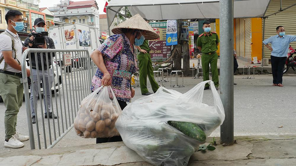 Người dân chỉ được phép tiếp nhận nhu yếu phẩm thiết yếu từ bên ngoài.