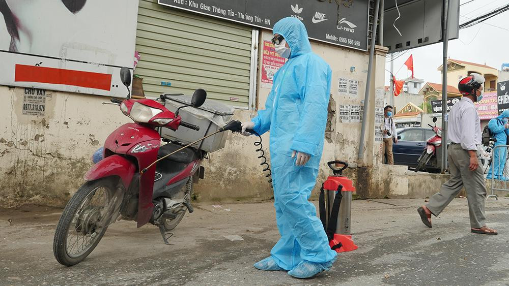 Phun khử khuẩn mọi phương tiện ra, vào khu vực cách ly.