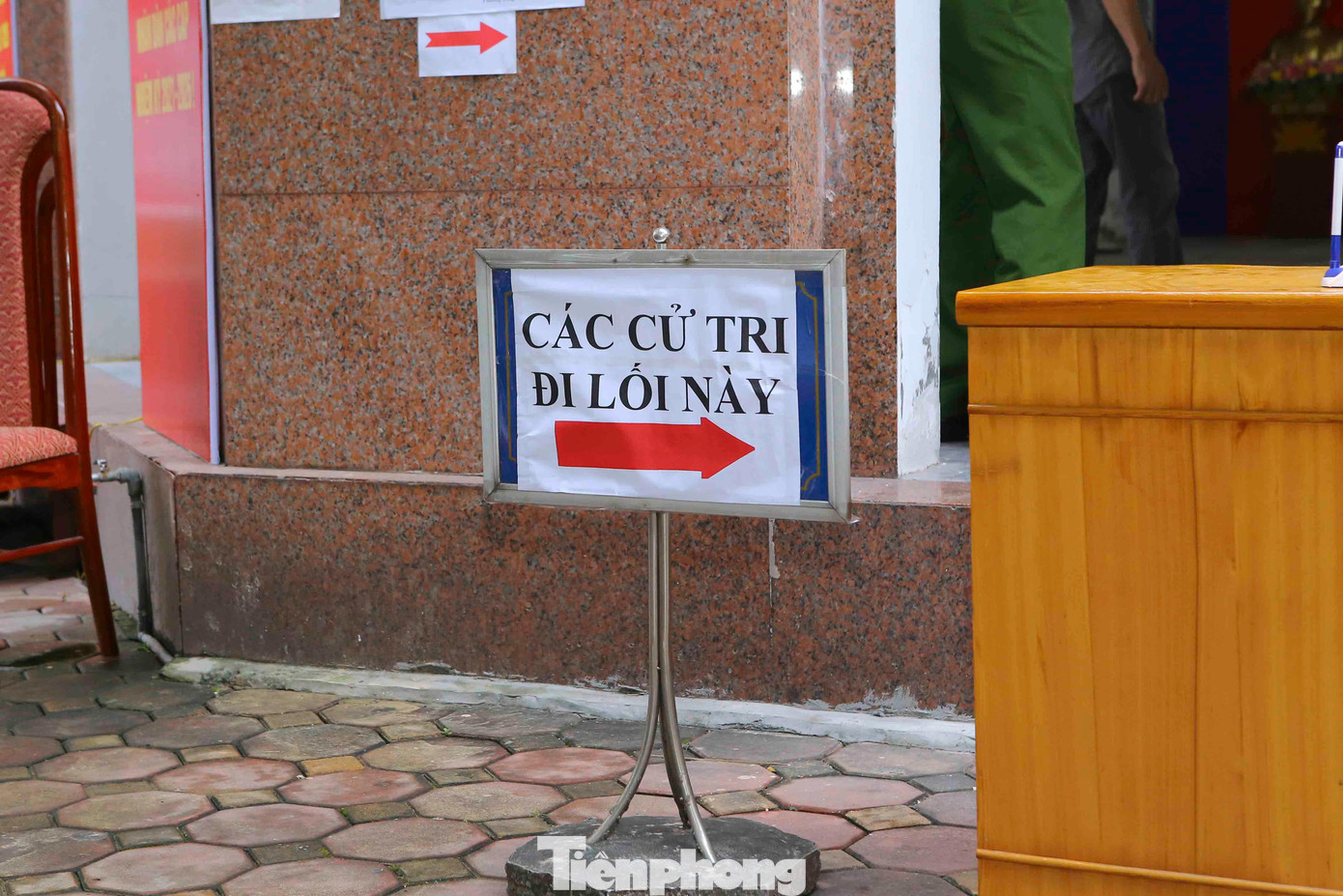 Lỗi đi vào và đi ra khu vực bỏ phiếu được phân luồng nhằm hạn chế tập trung đông người. Lỗi đi vào và đi ra khu vực bỏ phiếu được phân luồng nhằm hạn chế tập trung đông người.