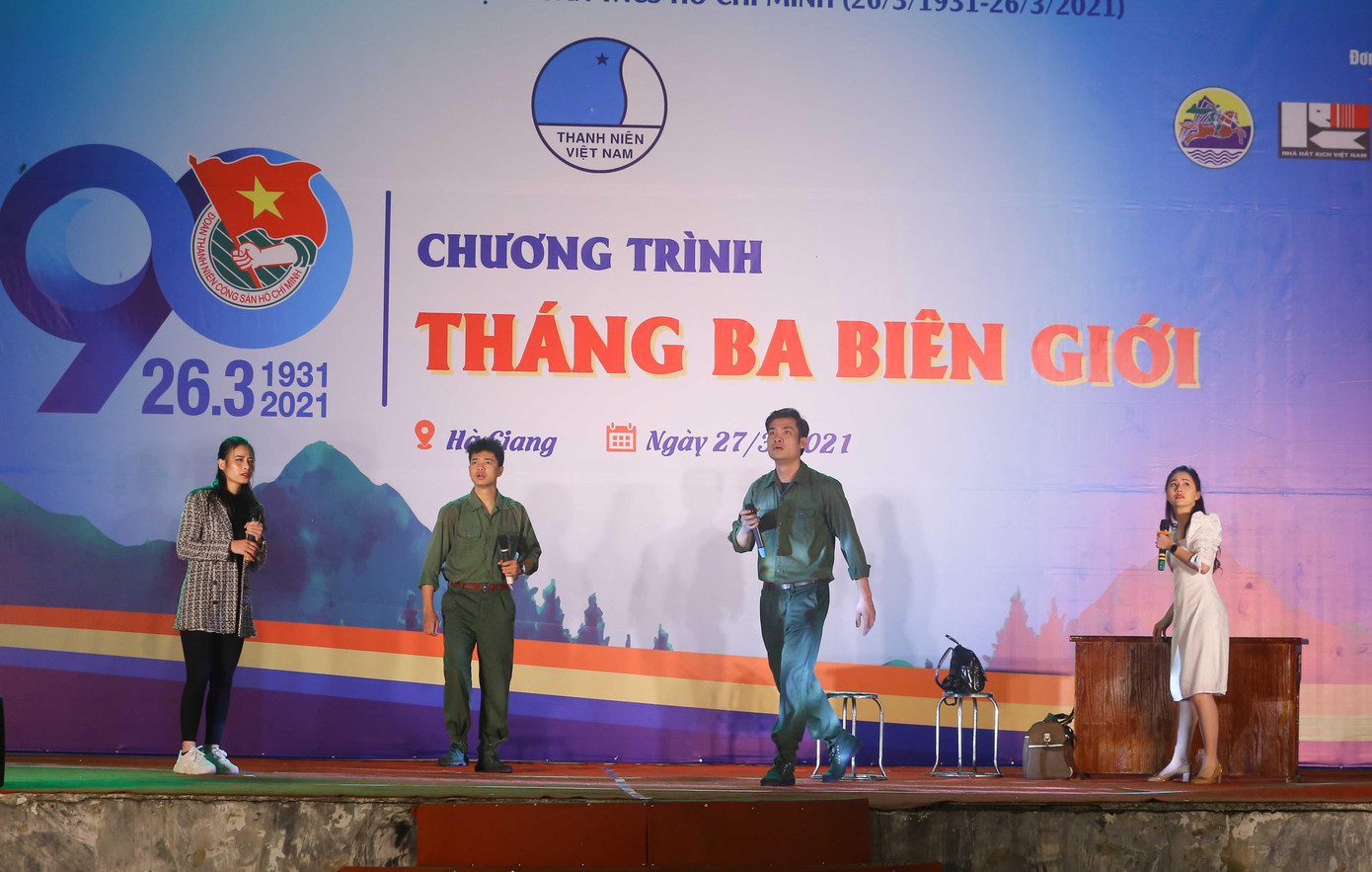 Tối cùng ngày T.Ư Hội LHTN Việt Nam phối hợp cùng Nhà hát Kịch Việt Nam tổ chức chương trình giao lưu nghệ thuật “Tháng ba biên giới”.