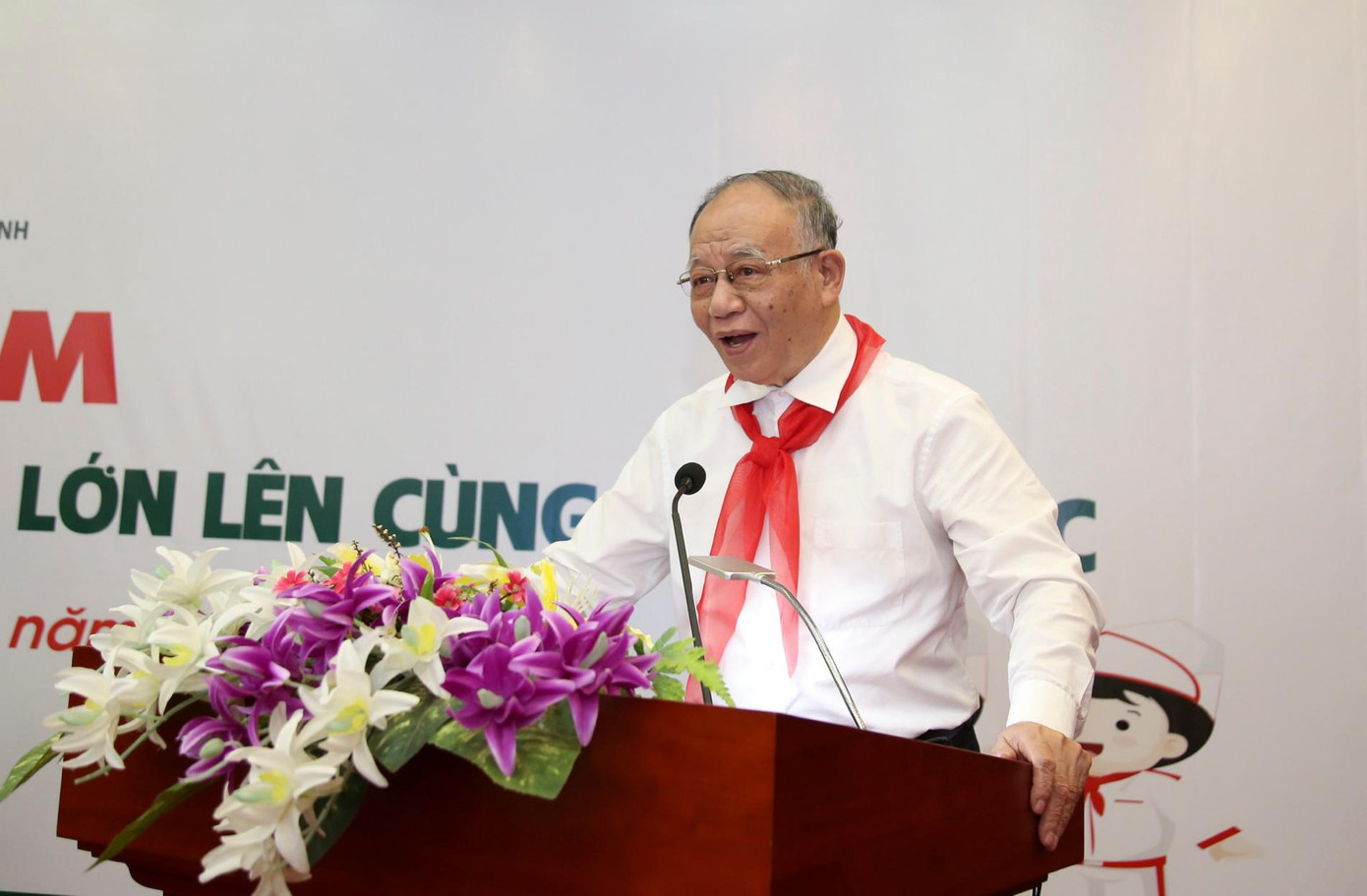 Giáo sư Hoàng Chí Bảo khẳng định yêu gia đình, yêu thương cha mẹ là cái gốc để hình thành tình yêu Tổ quốc.