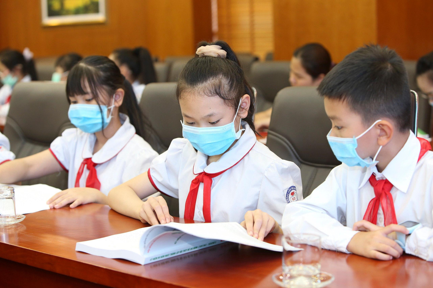 Đội viên Đội TNTP Hồ Chí Minh nghiên cứu kỷ yếu toạ đàm &quot;Đội TNTP Hồ Chí Minh - 80 mùa hoa lớn lên cùng đất nước”.