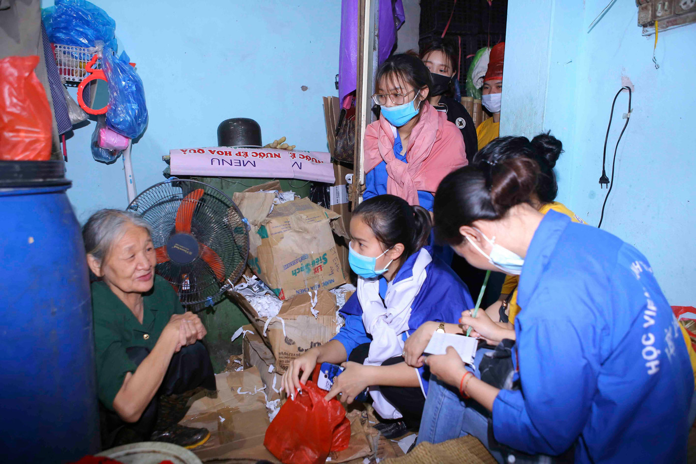 Thành viên của đội đến thăm bà Trần Thị Ba (quê Nam Định) hiện đang đang sống tạm bợ cùng người con trai không minh mẫn dưới chân cầu Long Biên.