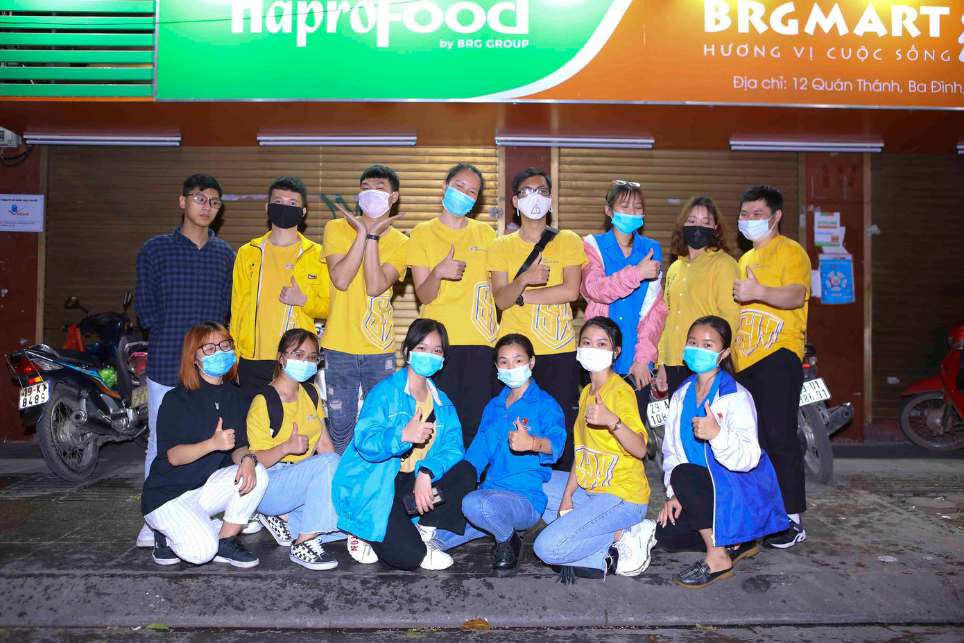 Những thành viên của Đội công tác xã hội, họ kết thúc phần việc của mình vào lúc 1 giờ sáng hôm sau.