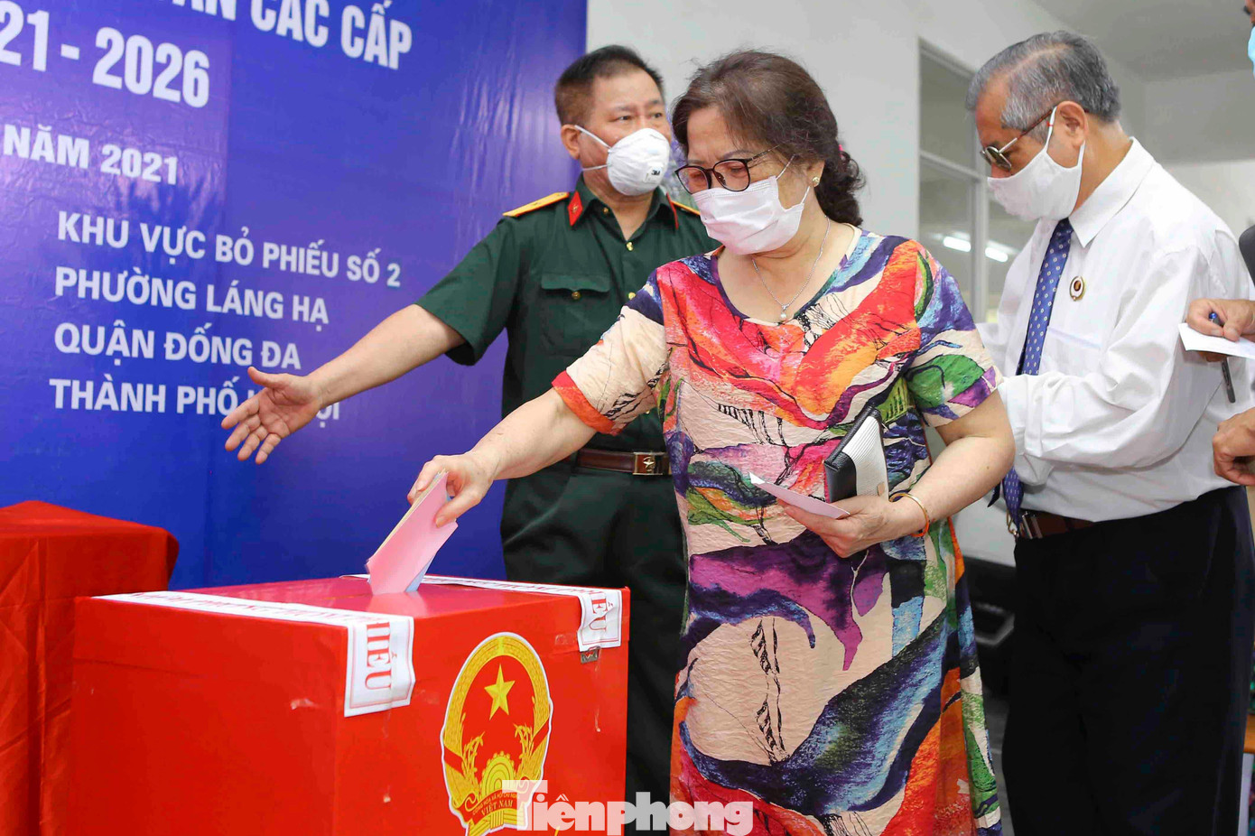 Hơn 1.400 cử tri tổ dân số 3 và 4 phường Láng Hạ (quận Đống Đa, TP Hà Nội) thực hiện quyền và nghĩa vụ công dân. Hơn 1.400 cử tri tổ dân số 3 và 4 phường Láng Hạ (quận Đống Đa, TP Hà Nội) thực hiện quyền và nghĩa vụ công dân.