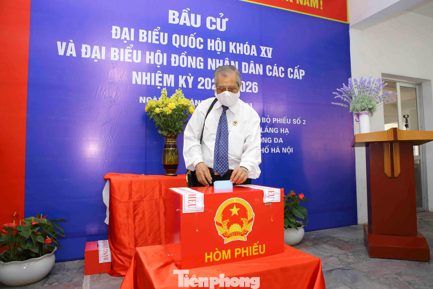 Ông Trần Ngọc Quyến thực hiện quyền công dân. Ông Trần Ngọc Quyến thực hiện quyền công dân.