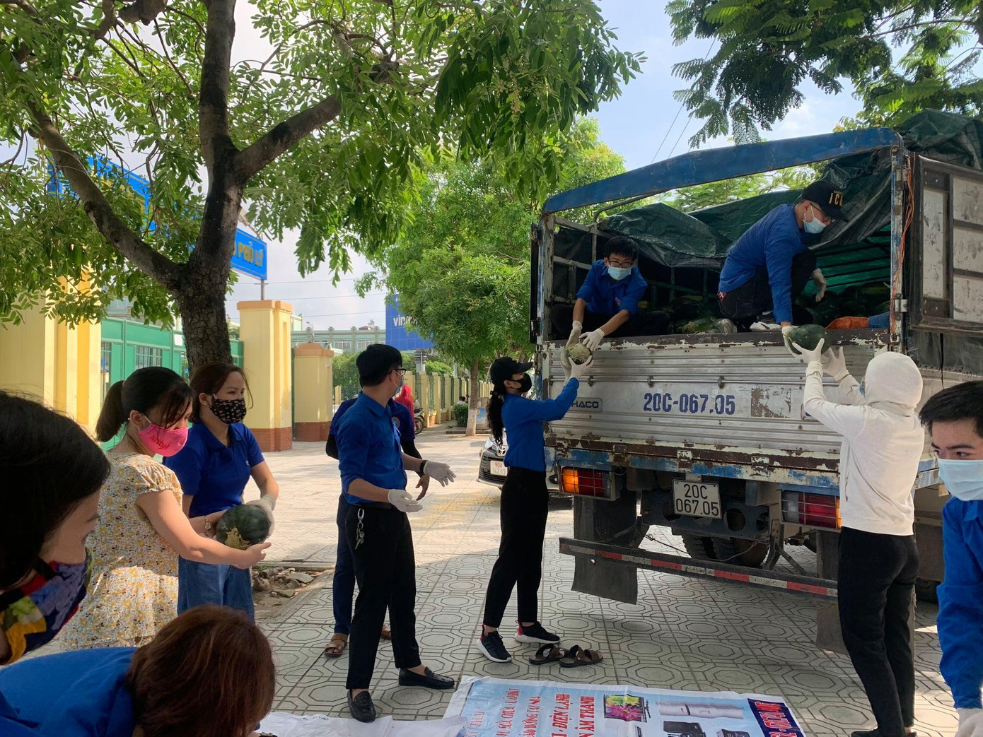 Thanh niên Hà Nam hỗ trợ nông dân tâm dịch thuộc tỉnh Bắc Giang tiêu thụ dưa hấu. Thanh niên Hà Nam hỗ trợ nông dân tâm dịch thuộc tỉnh Bắc Giang tiêu thụ dưa hấu.