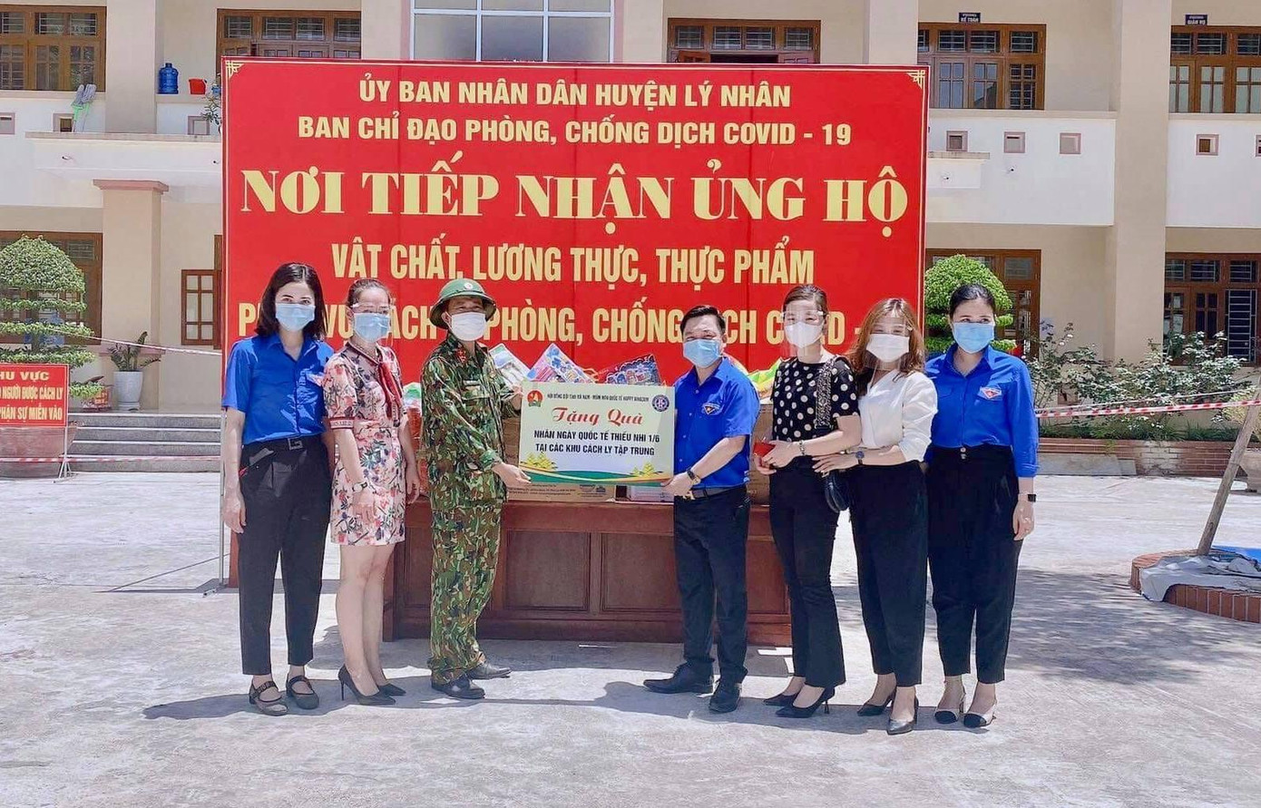 Tỉnh đoàn Hà Nam tặng quà cho các em thiếu nhi trong các khu cách ly nhân kỷ niệm Ngày Quốc tế thiếu nhi 1/6 và Tháng hành động Vì trẻ em năm 2021. Tỉnh đoàn Hà Nam tặng quà cho các em thiếu nhi trong các khu cách ly nhân kỷ niệm Ngày Quốc tế thiếu nhi 1/6 và Tháng hành động Vì trẻ em năm 2021.