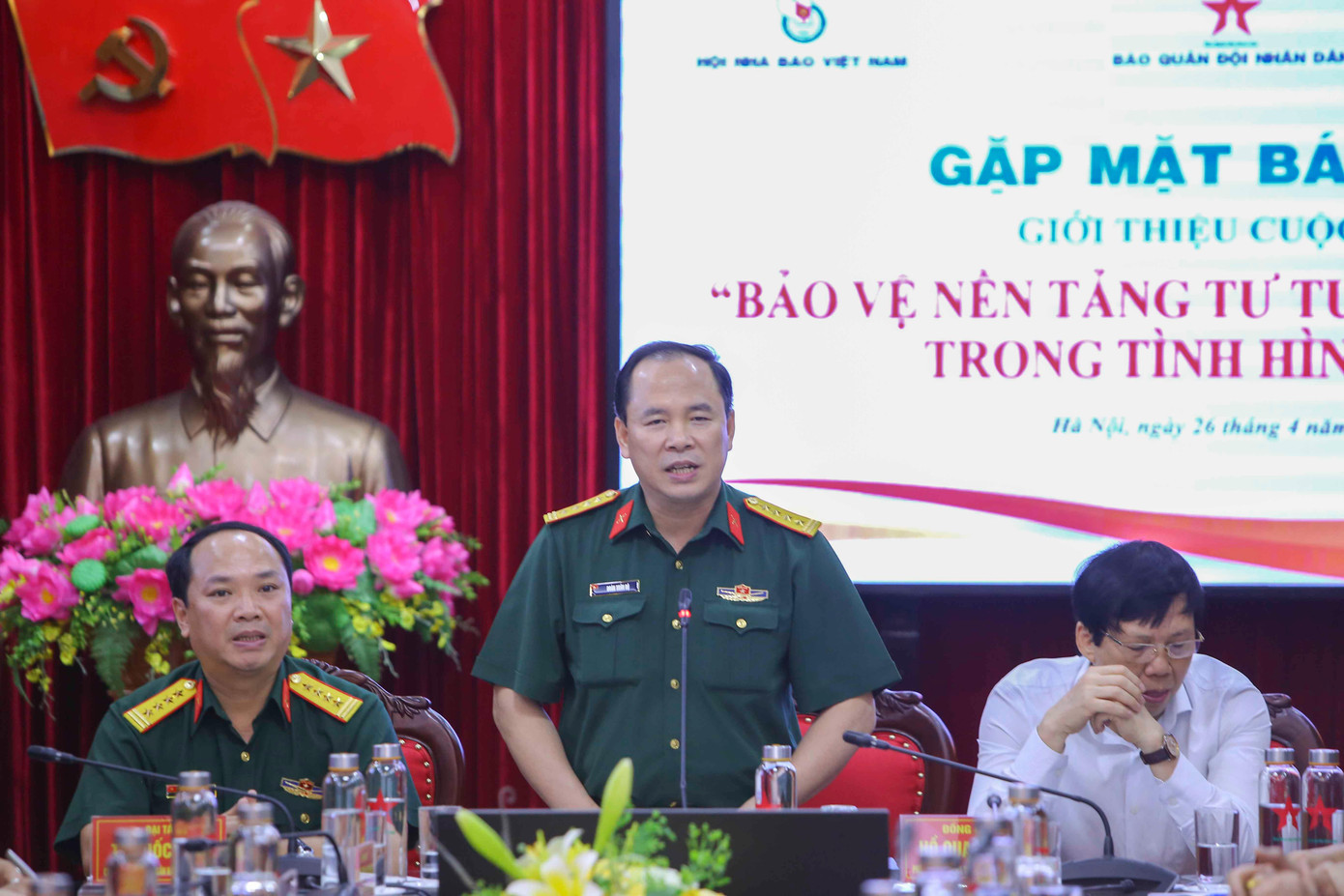 Đại tá Đoàn Xuân Bộ phát biểu tại buổi gặp mặt báo chí.