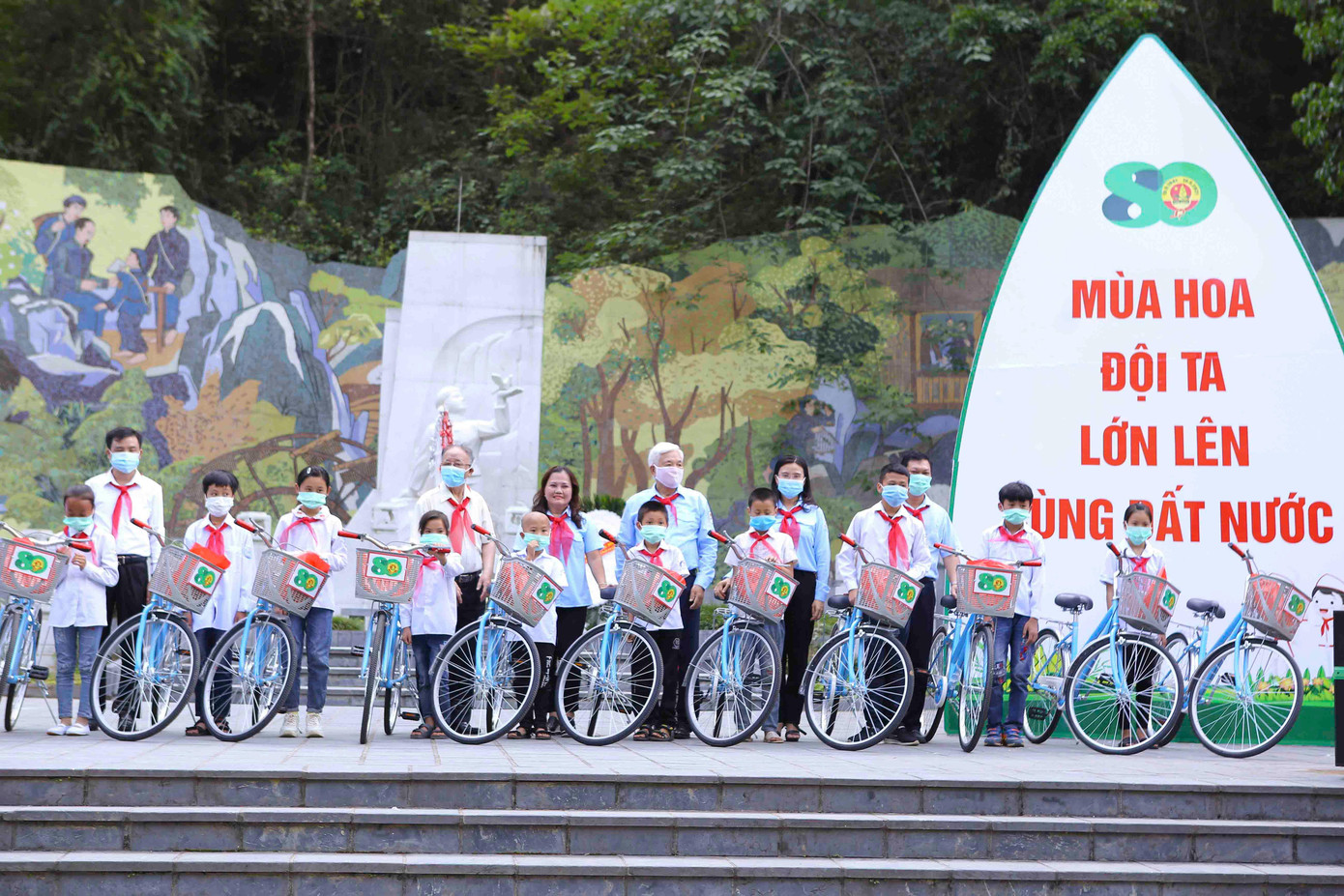 Ban tổ chức tặng 64 xe đạp cho học sinh vượt khó học giỏi.