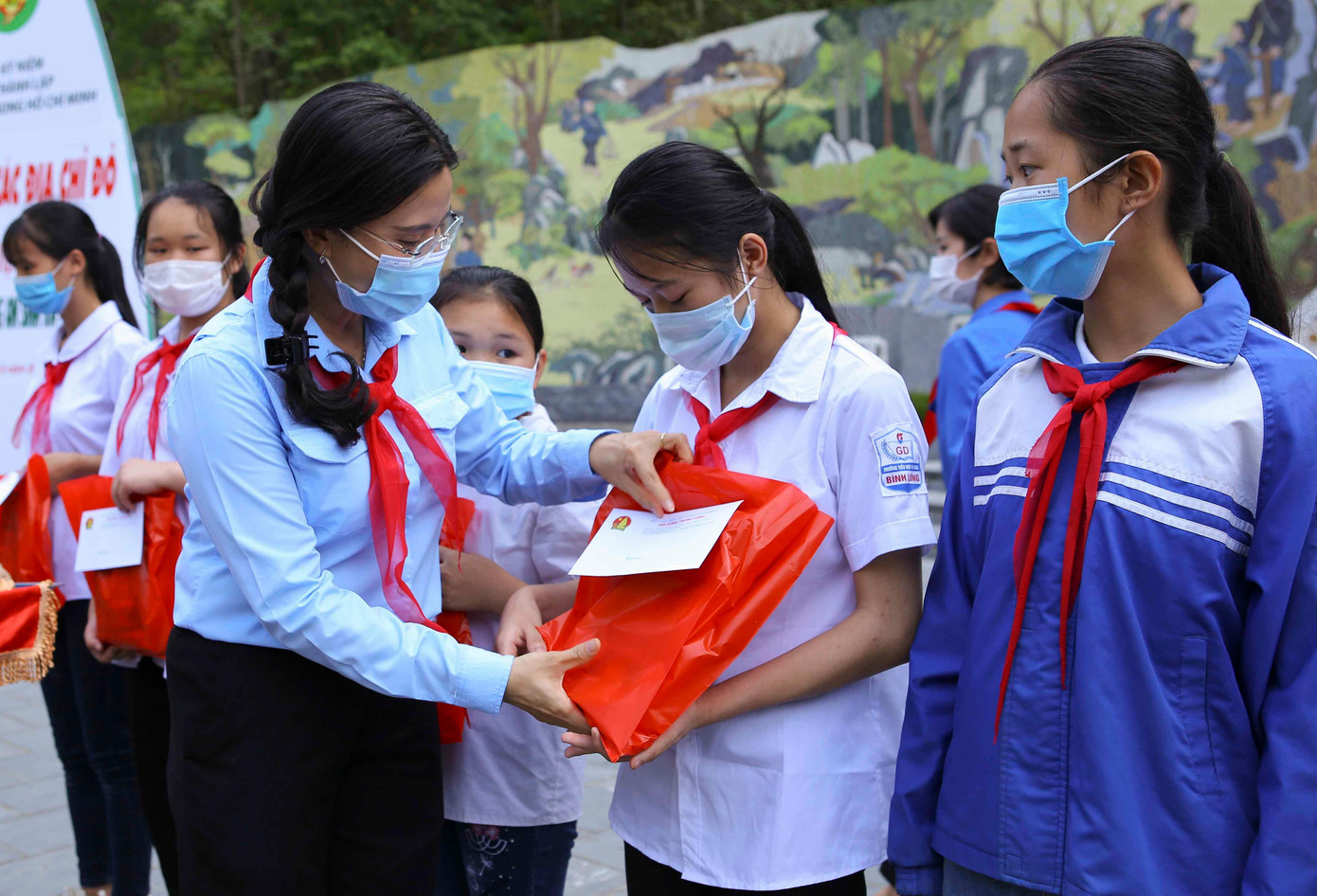 Chị Nguyễn Phạm Duy Trang tặng học bổng cho các em học sinh.