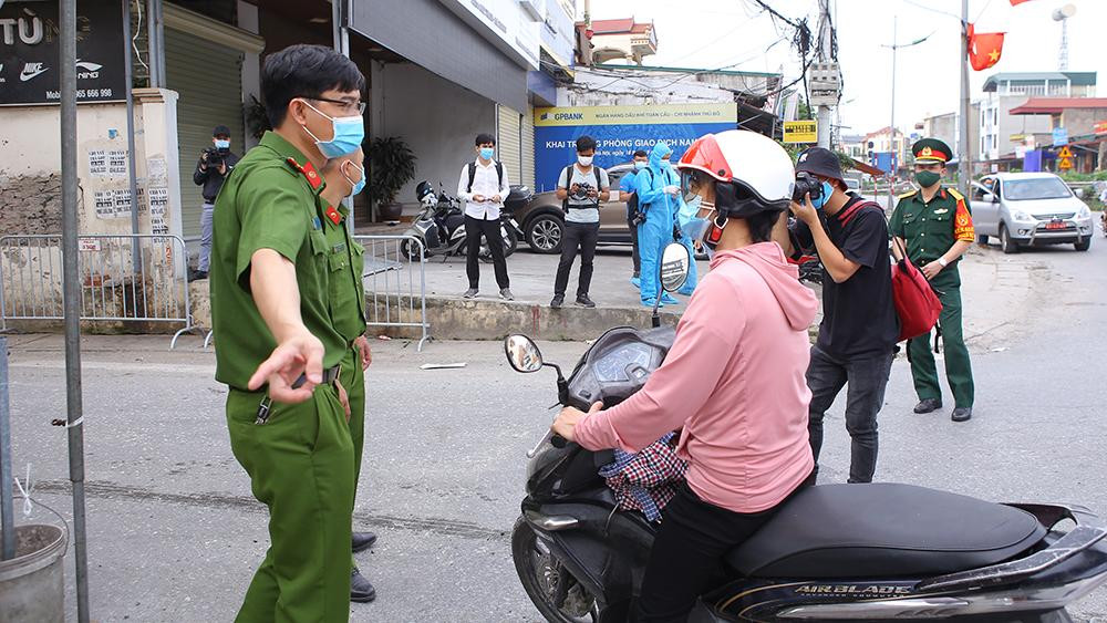Lực lượng công an tuyên truyền đến người dân về công tác phòng, chống dịch. Tuyệt đối không ra, vào khu vực cách ly.