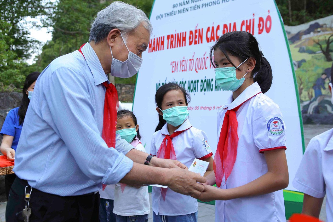 Ông Lê Thanh Đạo, nguyên Ủy viên T.Ư Đảng, Chủ tịch Hội đồng Đội T.Ư khóa đầu tiên tặng học bổng cho các em học sinh tỉnh Cao Bằng.