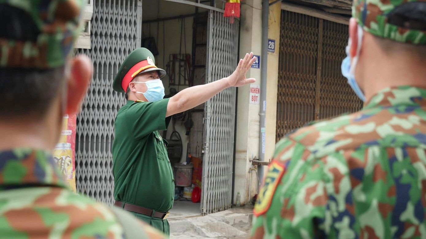 Với lực lượng hơn 25 cán bộ, chiến sĩ được huy động cùng 4 xe đặc chủng và các phương tiện tiêu tẩy, lực lượng phòng hoá Bộ Tư lệnh Thủ đô Hà Nội đã phun hơn 15.000 nghìn lít dung dịch tiêu độc, khử trùng các trục đường dẫn vào xã Tô Hiệu và đoạn quốc lộ 1A chạy qua địa bàn.